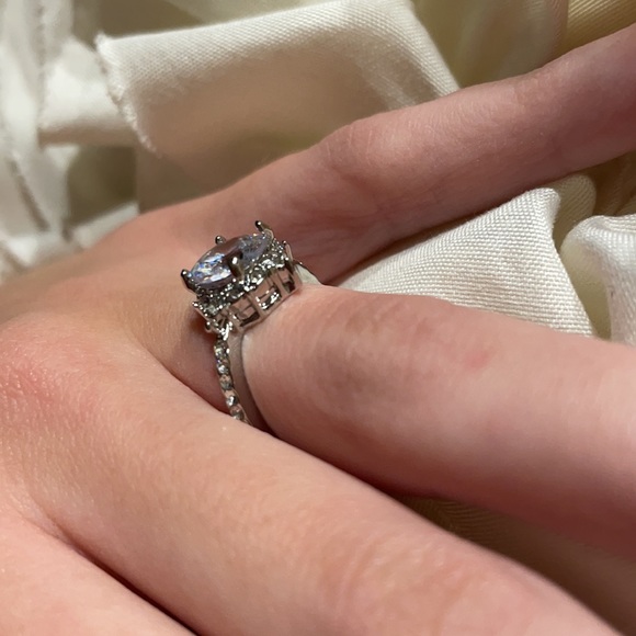 Beautiful dazzling  ring - Picture 5 of 8